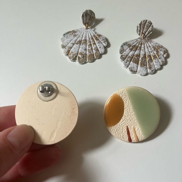 Two Polymer Clay Stud Earrings Seashell - Picture 3 of 3